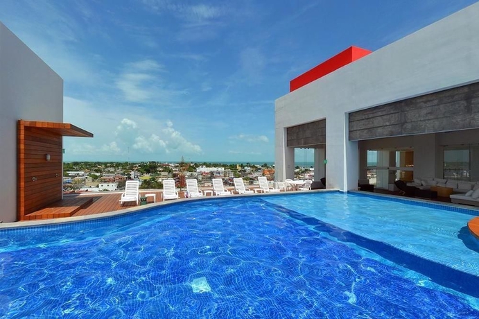 Imagen de la piscina del Hotel Fiesta Inn Chetumal. Foto 4