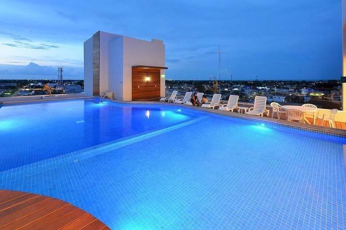 Imagen de la piscina del Hotel Fiesta Inn Chetumal. Foto 5