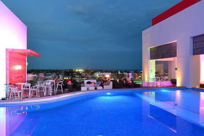 Imagen de la piscina del Hotel Fiesta Inn Chetumal. Foto 6