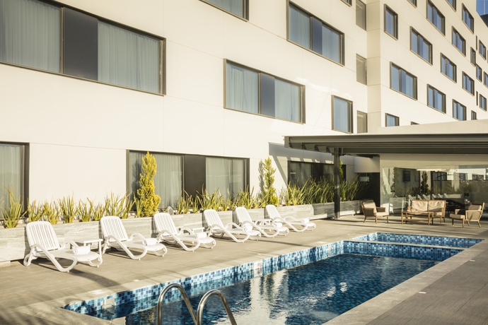 Imagen de la piscina del Hotel Fiesta Inn Chihuahua Fashion Mall. Foto 19