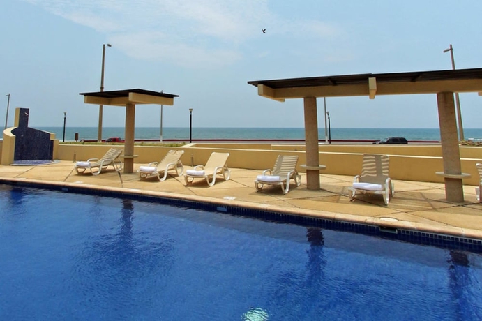 Imagen de la piscina del Hotel Fiesta Inn Coatzacoalcos. Foto 19