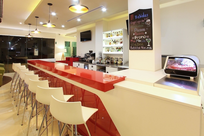 Imagen del bar/restaurante del Hotel Fiesta Inn Coatzacoalcos. Foto 6