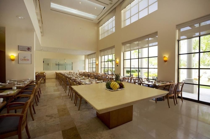 Imagen de los exteriores del Hotel Fiesta Inn Colima. Foto 10