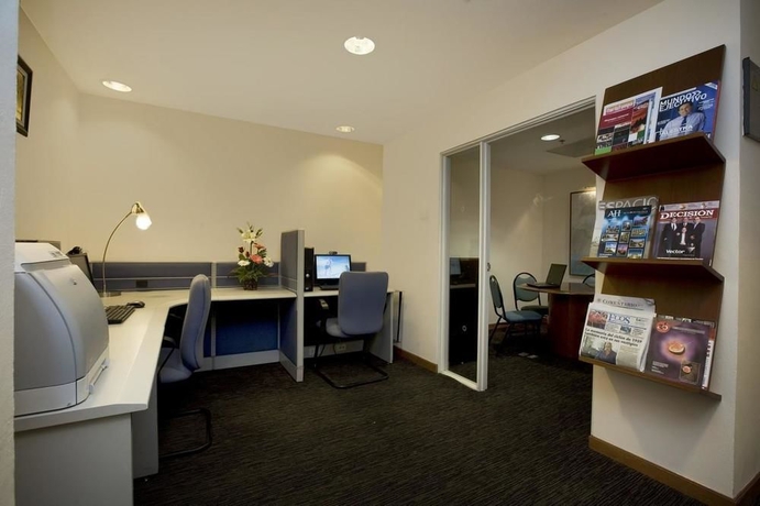 Imagen de los exteriores del Hotel Fiesta Inn Colima. Foto 12