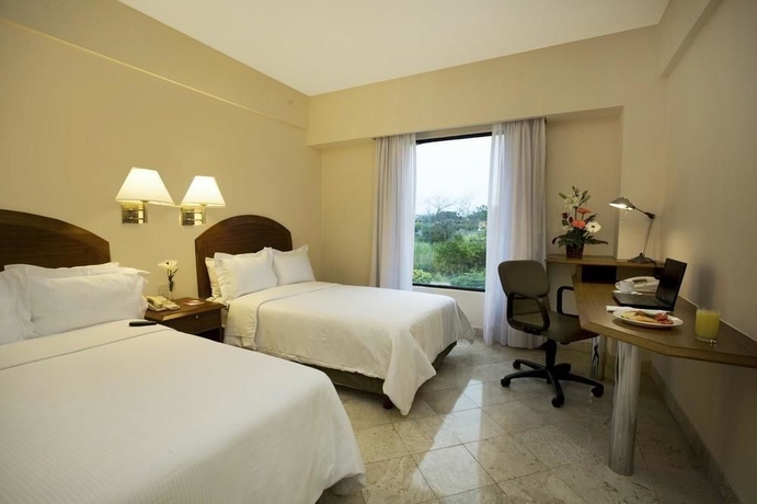 Imagen de los exteriores del Hotel Fiesta Inn Colima. Foto 15