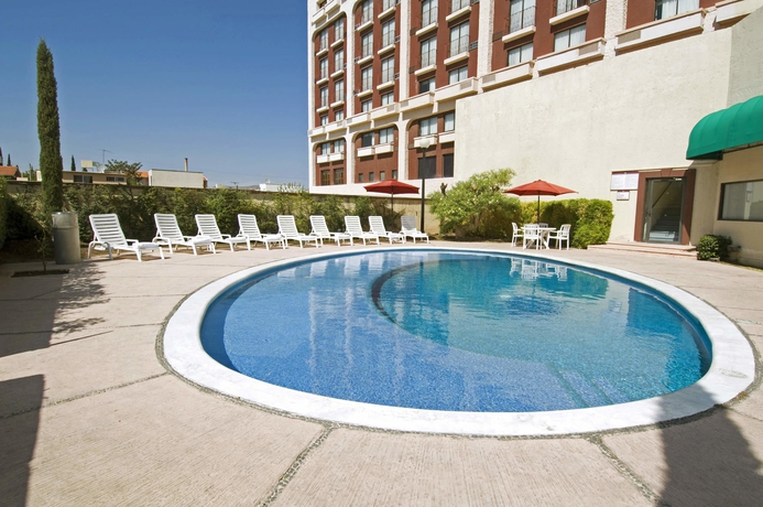 Imagen de la piscina del Hotel Fiesta Inn Express Chihuahua. Foto 15