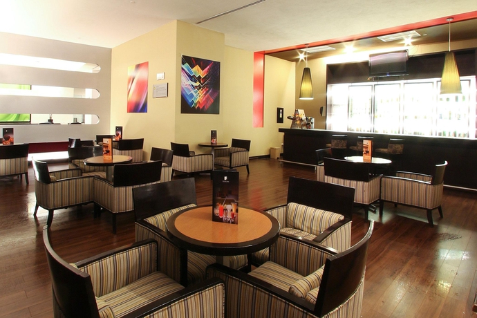 Imagen del bar/restaurante del Hotel Fiesta Inn Express Durango. Foto 10