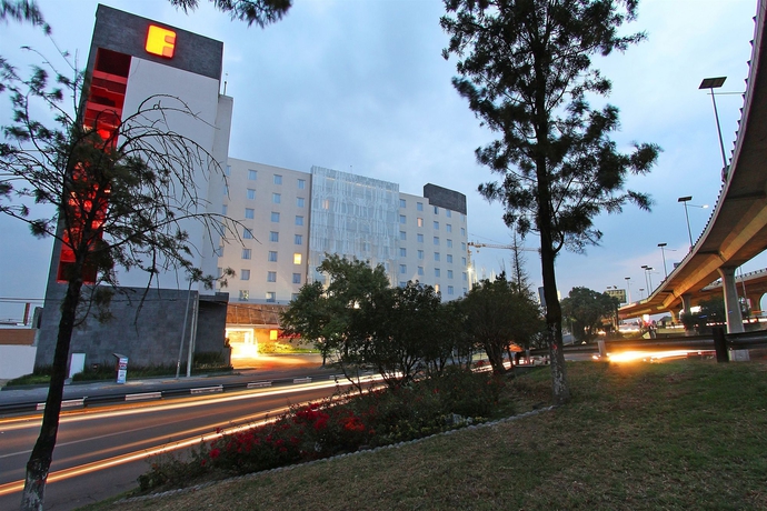 Imagen de los exteriores del Hotel Fiesta Inn Express Naucalpan. Foto 8