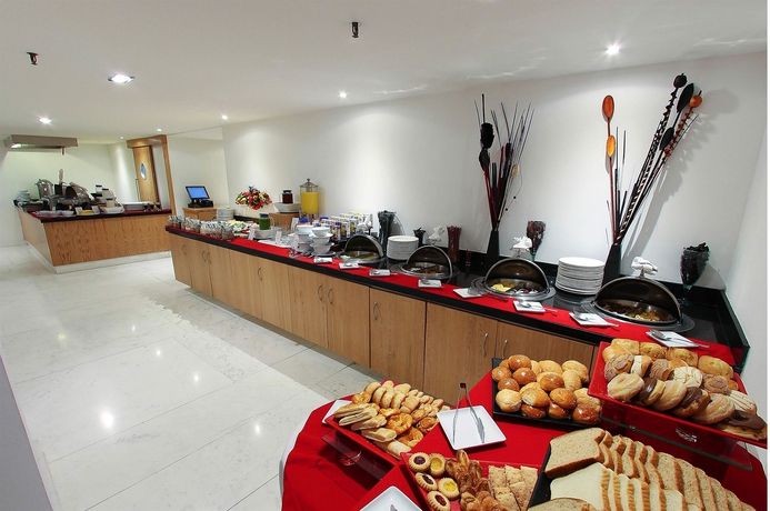 Imagen del bar/restaurante del Hotel Fiesta Inn Express Naucalpan. Foto 6