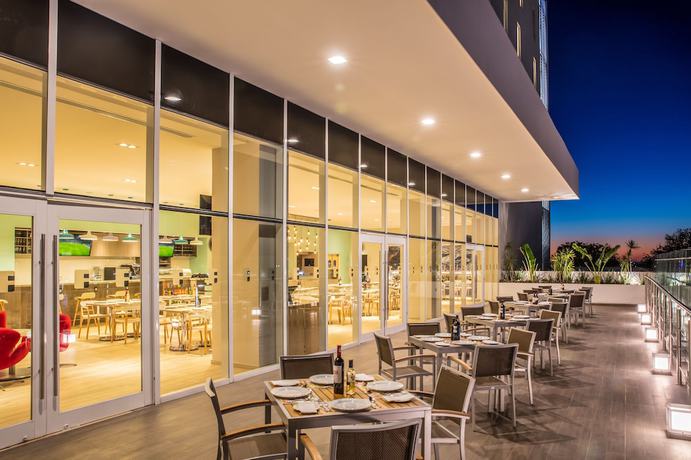 Imagen del bar/restaurante del Hotel Fiesta Inn Los Mochis. Foto 2