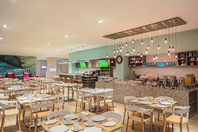 Imagen del bar/restaurante del Hotel Fiesta Inn Los Mochis. Foto 9