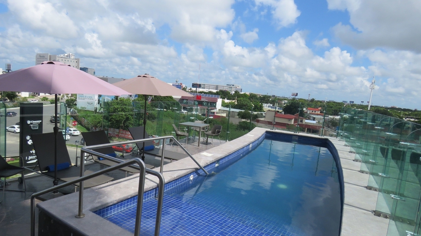 Imagen de la piscina del Hotel Fiesta Inn M&eacute;rida Altabrisa. Foto 14