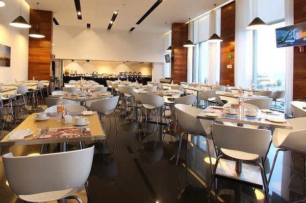 Imagen del bar/restaurante del Hotel Fiesta Inn Merida. Foto 7