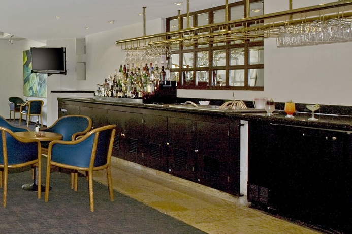 Imagen del bar/restaurante del Hotel Fiesta Inn Monterrey La Fe. Foto 3