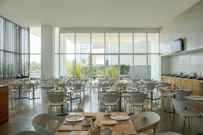 Imagen del bar/restaurante del Hotel Fiesta Inn Morelia Altozano. Foto 6