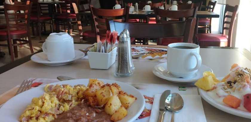 Imagen del bar/restaurante del Hotel Fiesta Inn Nuevo Laredo. Foto 3