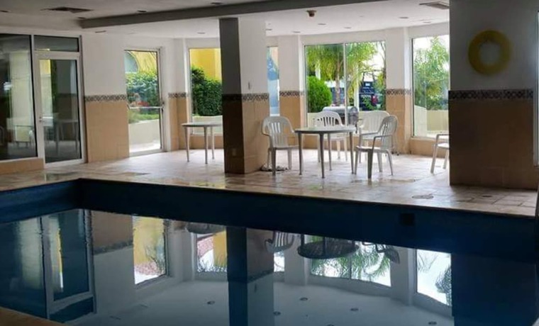 Imagen de la piscina del Hotel Fiesta Inn Nuevo Laredo. Foto 17