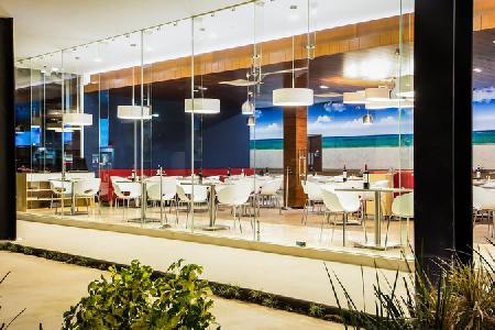 Imagen de la piscina del Hotel Fiesta Inn Playa Del Carmen. Foto 11