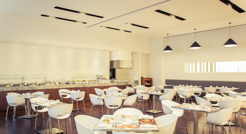 Imagen del bar/restaurante del Hotel Fiesta Inn Plaza Central Aeropuerto. Foto 2