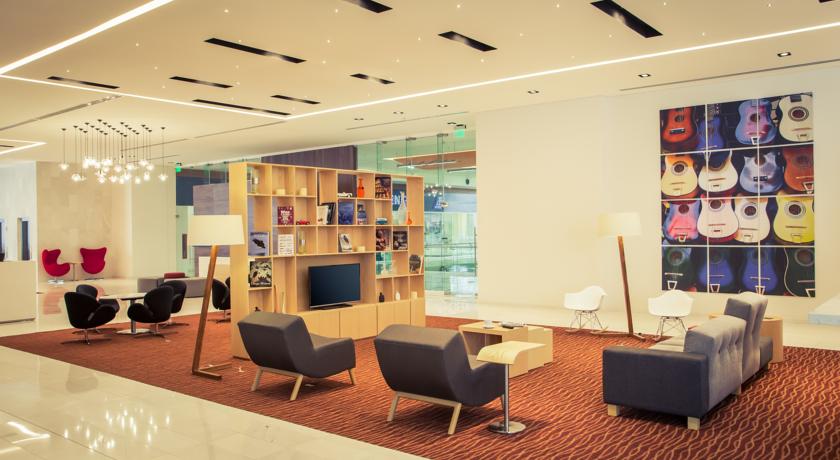 Imagen de los interiores del Hotel Fiesta Inn Plaza Central Aeropuerto. Foto 6