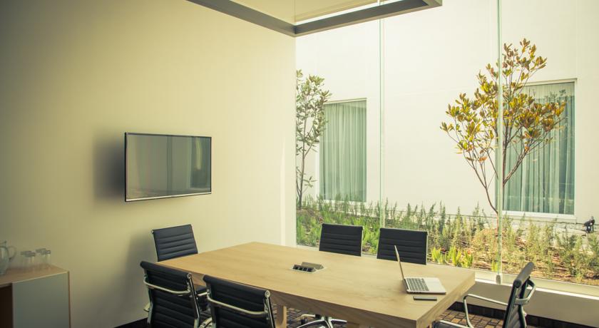 Imagen de los interiores del Hotel Fiesta Inn Plaza Central Aeropuerto. Foto 7