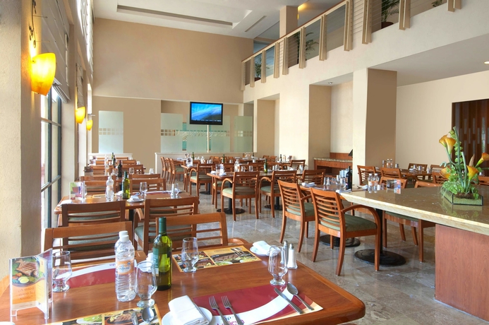 Imagen del bar/restaurante del Hotel Fiesta Inn Poza Rica. Foto 3