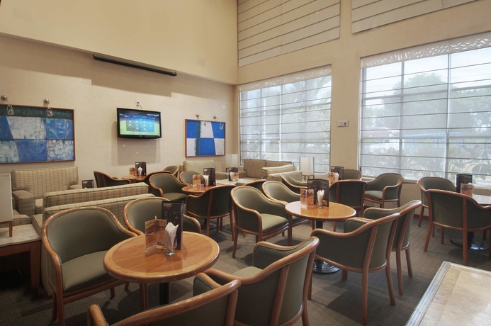 Imagen del bar/restaurante del Hotel Fiesta Inn Poza Rica. Foto 5