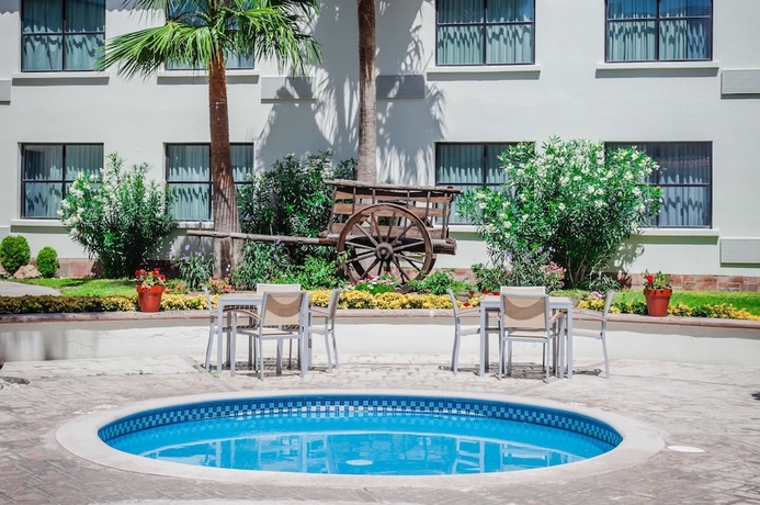 Imagen de la piscina del Hotel Fiesta Inn Saltillo. Foto 18