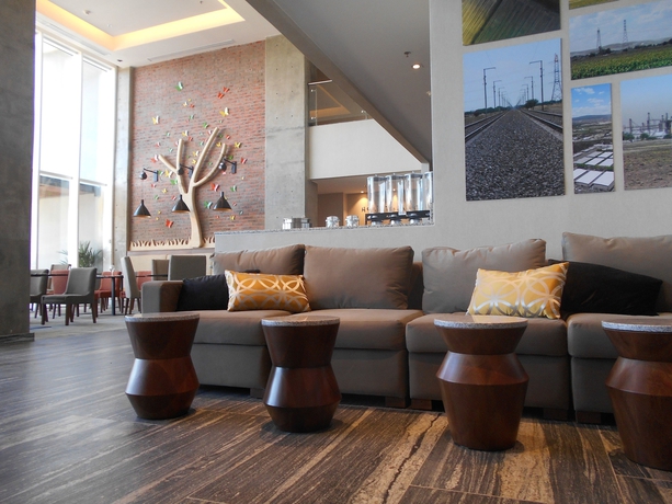 Imagen de los interiores del Hotel Fiesta Inn Suites Aeropuerto Del Bajío. Foto 14