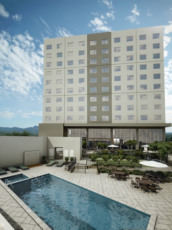 Imagen de la piscina del Hotel Fiesta Inn Suites Aeropuerto Del Bajío. Foto 19