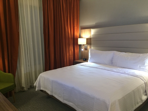 Imagen de la habitación del Hotel Fiesta Inn Suites Aeropuerto Del Bajío. Foto 11