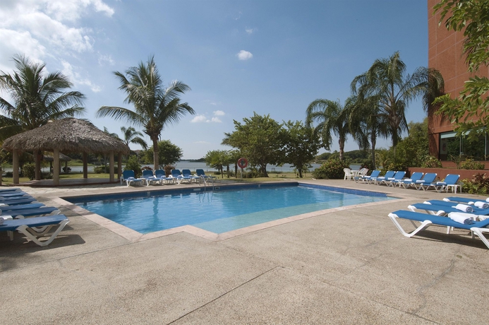Imagen de la piscina del Hotel Fiesta Inn Tampico. Foto 16
