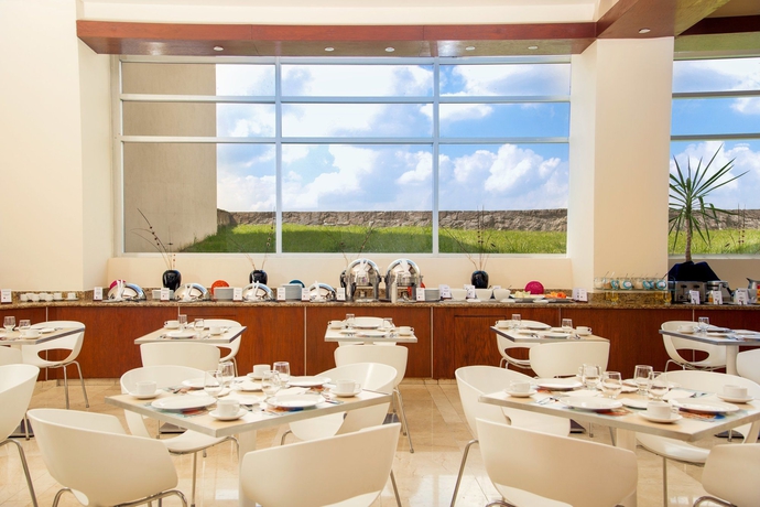 Imagen del bar/restaurante del Hotel Fiesta Inn Toluca Aeropuerto. Foto 2