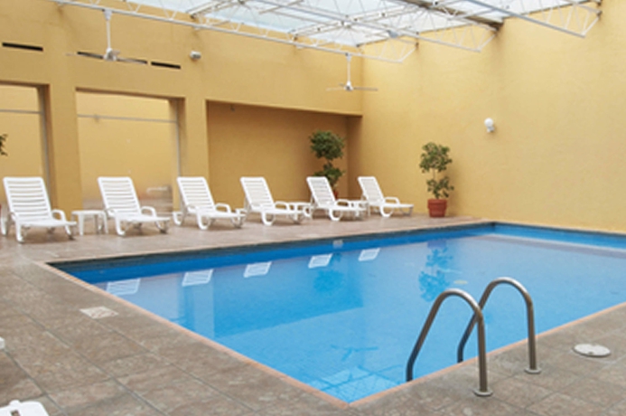 Imagen de la piscina del Hotel Fiesta Inn Toluca Tollocan. Foto 16