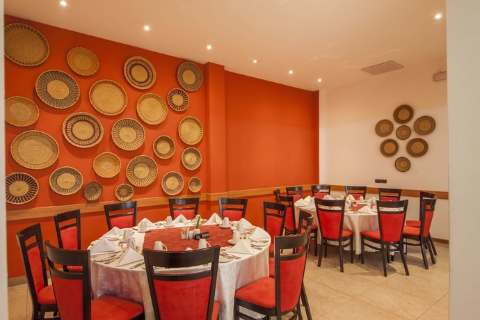 Imagen del bar/restaurante del Hotel Fiesta Royale. Foto 10