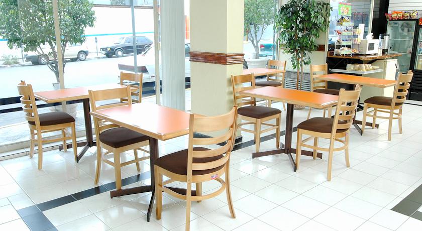 Imagen del bar/restaurante del Hotel Fiesta Versalles. Foto 2