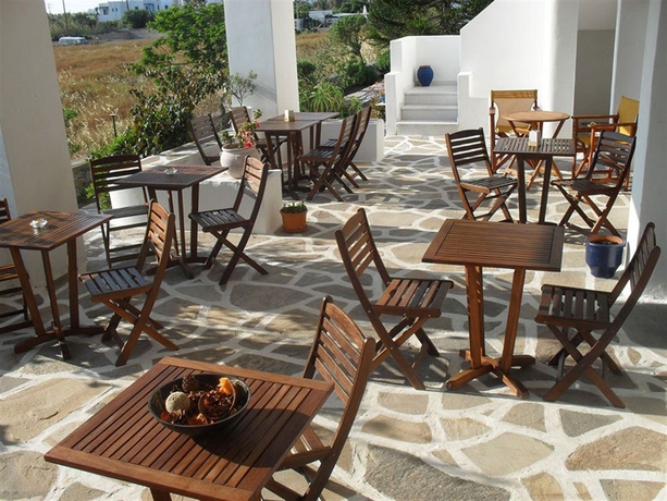 Imagen de los exteriores del Hotel Fikas. Foto 6