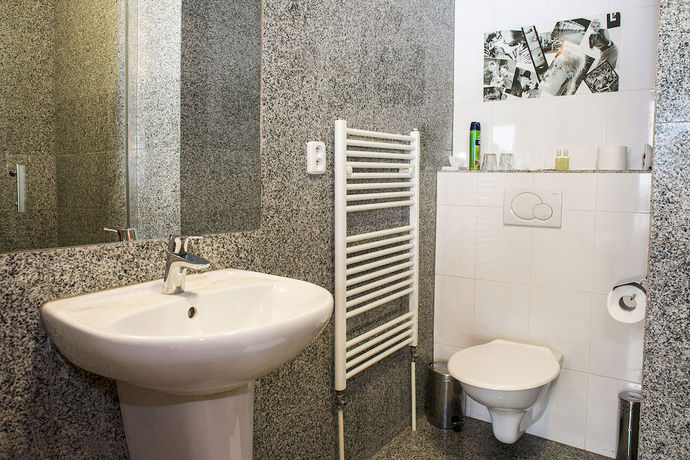 Imagen de la habitación del Hotel Film. Foto 15