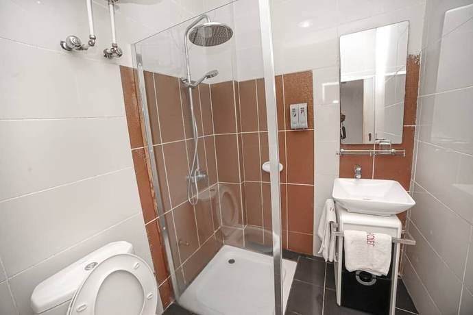 Imagen de la habitación del Hotel Fini Bobende. Foto 2