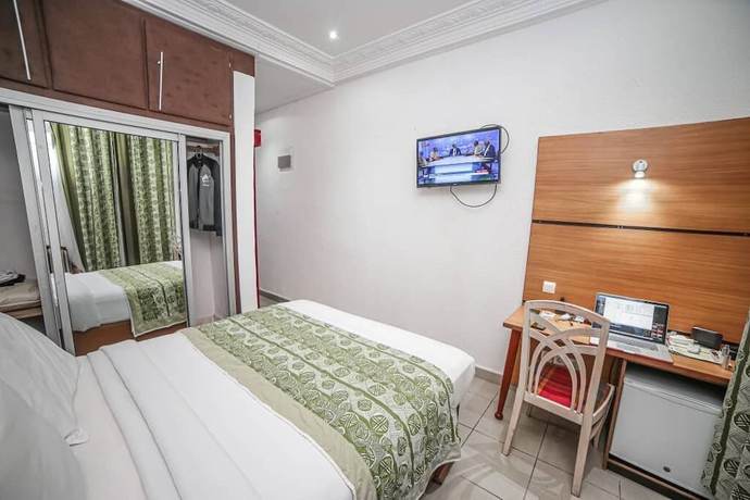 Imagen de la habitación del Hotel Fini Bobende. Foto 5