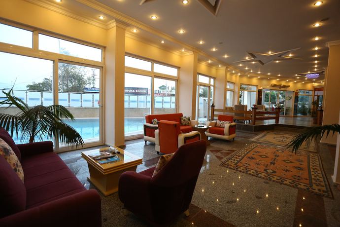 Imagen del bar/restaurante del Hotel Finike Marina. Foto 2