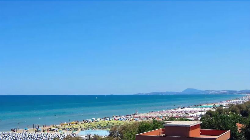 Imagen de los exteriores del Hotel Fiorella. Foto 12