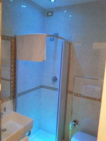 Imagen de la habitación del Hotel Fiorella Milano. Foto 10