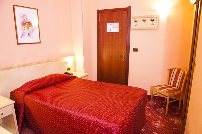 Imagen de la habitación del Hotel Fiorella Milano. Foto 11