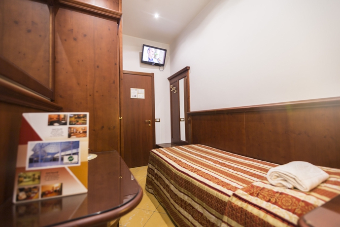 Imagen de la habitación del Hotel Fiorella Milano. Foto 13