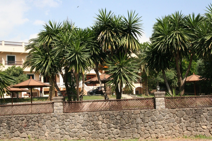 Imagen de los exteriores del Hotel Fiori, Dassia. Foto 11