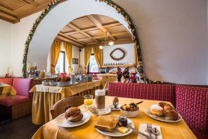 Imagen del bar/restaurante del Hotel Fiori Dolomites Experience. Foto 8
