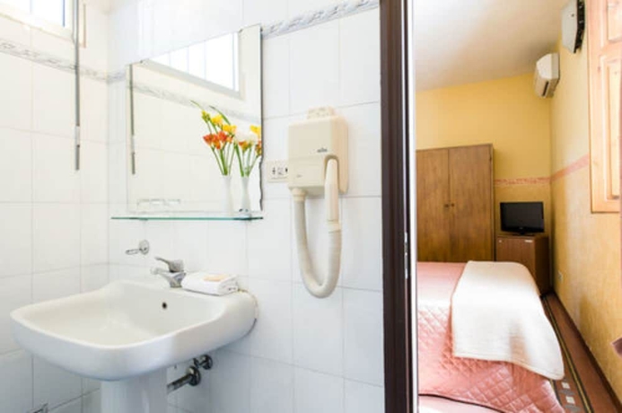 Imagen de la habitación del Hotel Fiorita. Foto 12