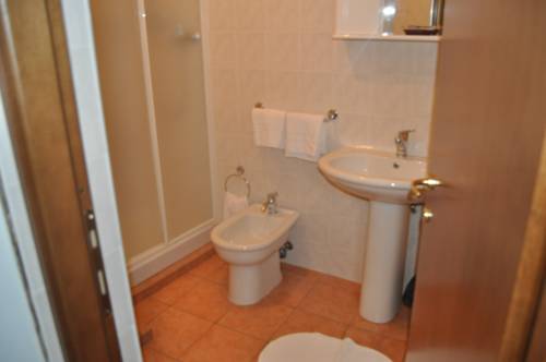 Imagen de la habitación del Hotel Fioriti. Foto 16