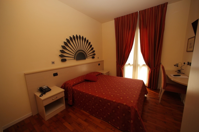 Imagen de la habitación del Hotel Fioroni. Foto 5